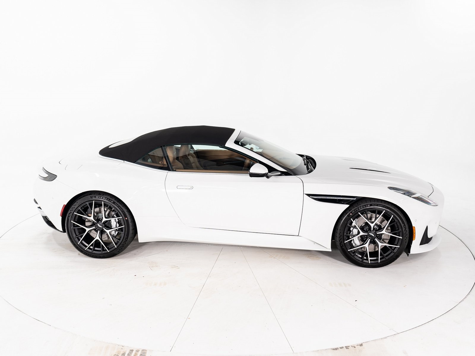 2025 Aston Martin DB12 photo 15