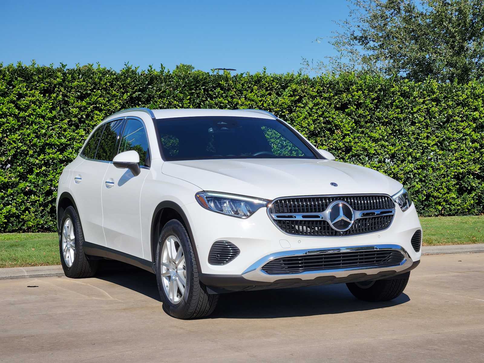 2025 Mercedes Benz GLC 300 photo 3