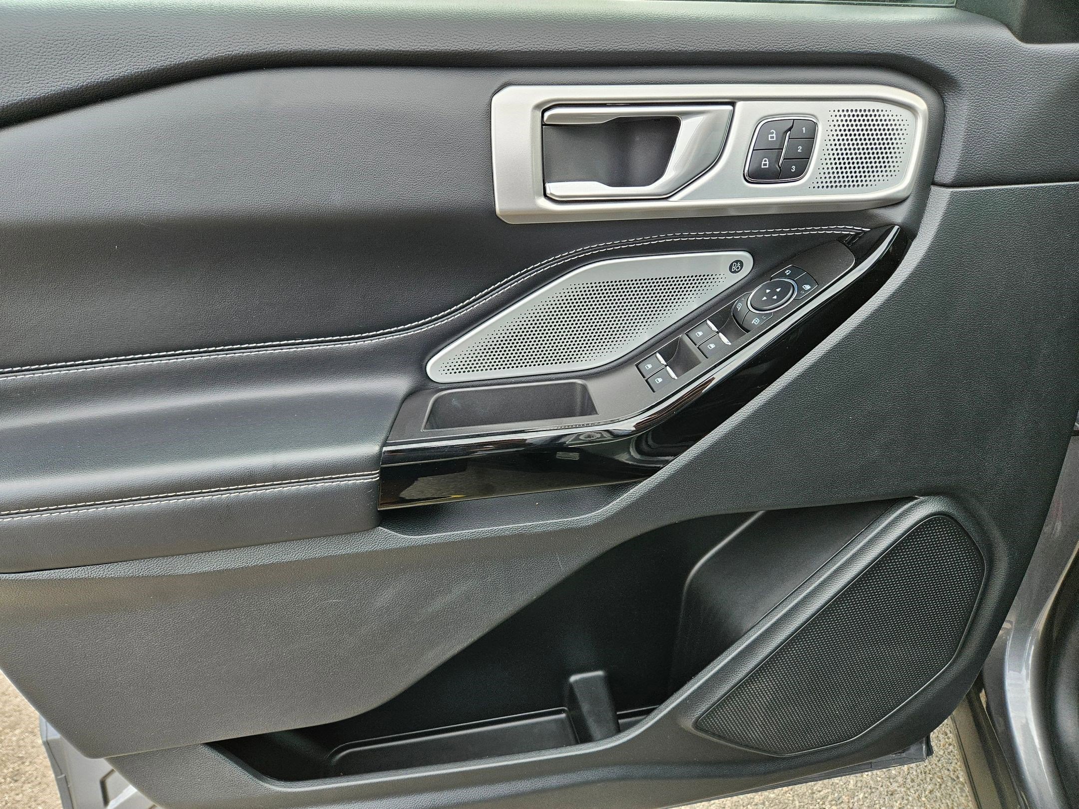 2023 Ford Explorer ST photo 12