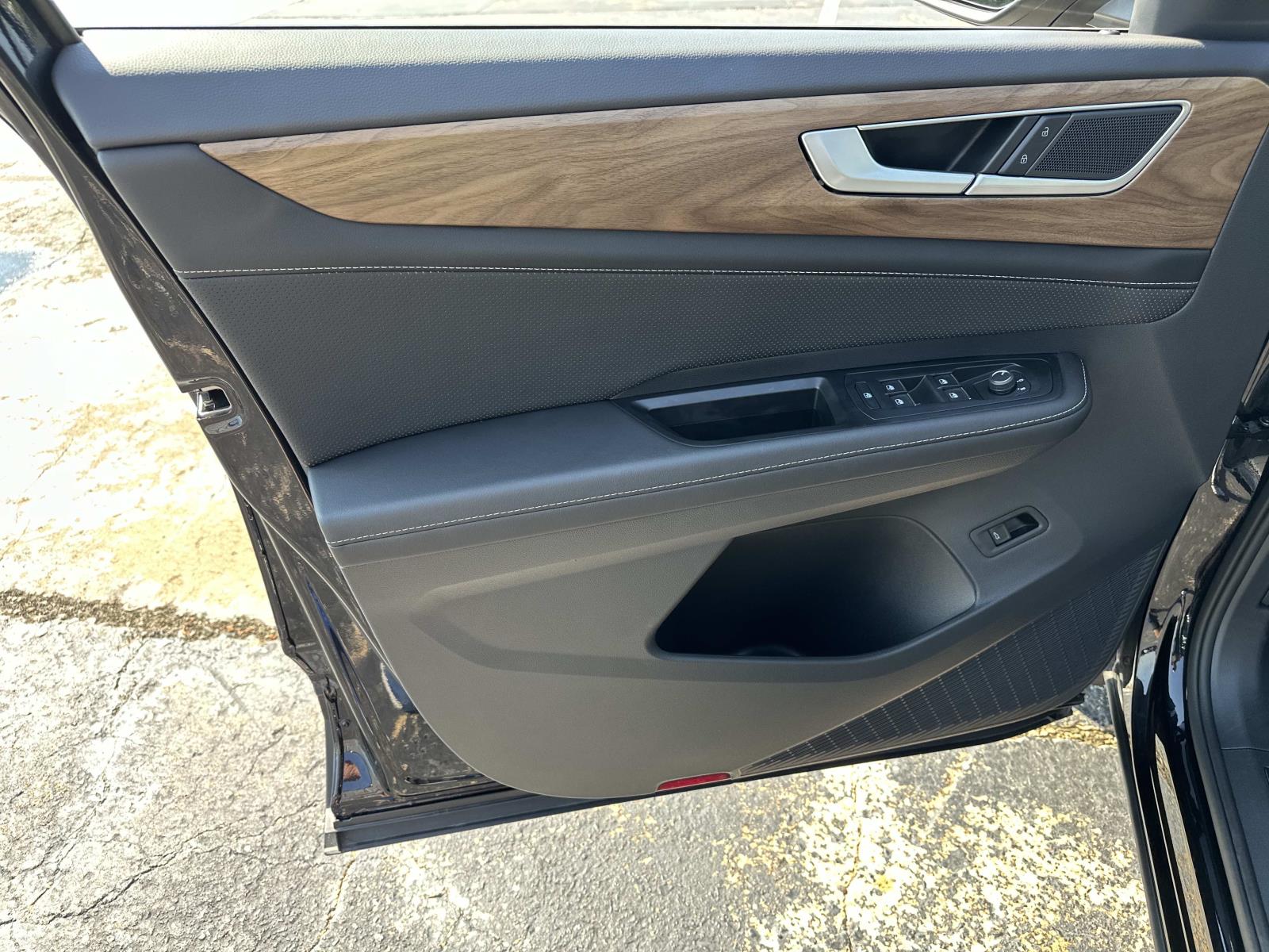 2025 Volkswagen Atlas SE Technology photo 11