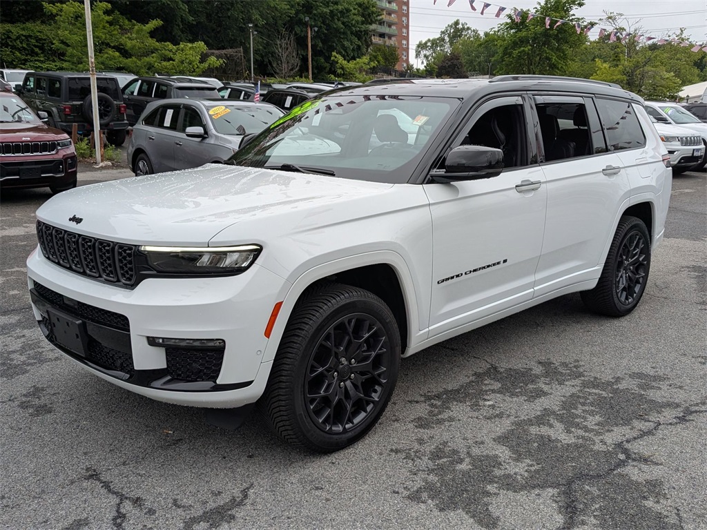 Used 2023 White Jeep Summit image 1