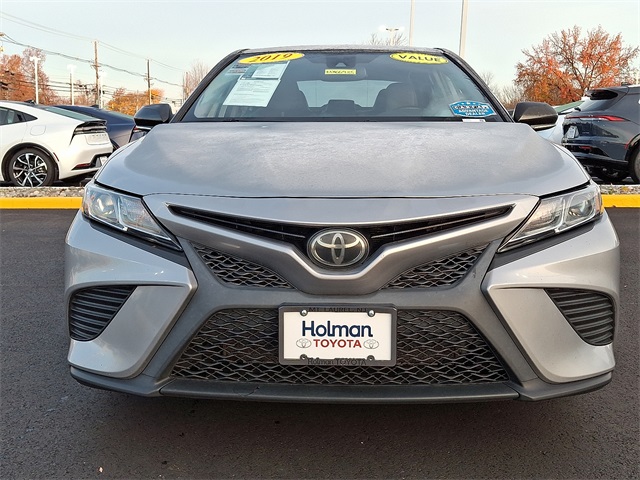 2019 Toyota Camry SE photo 3