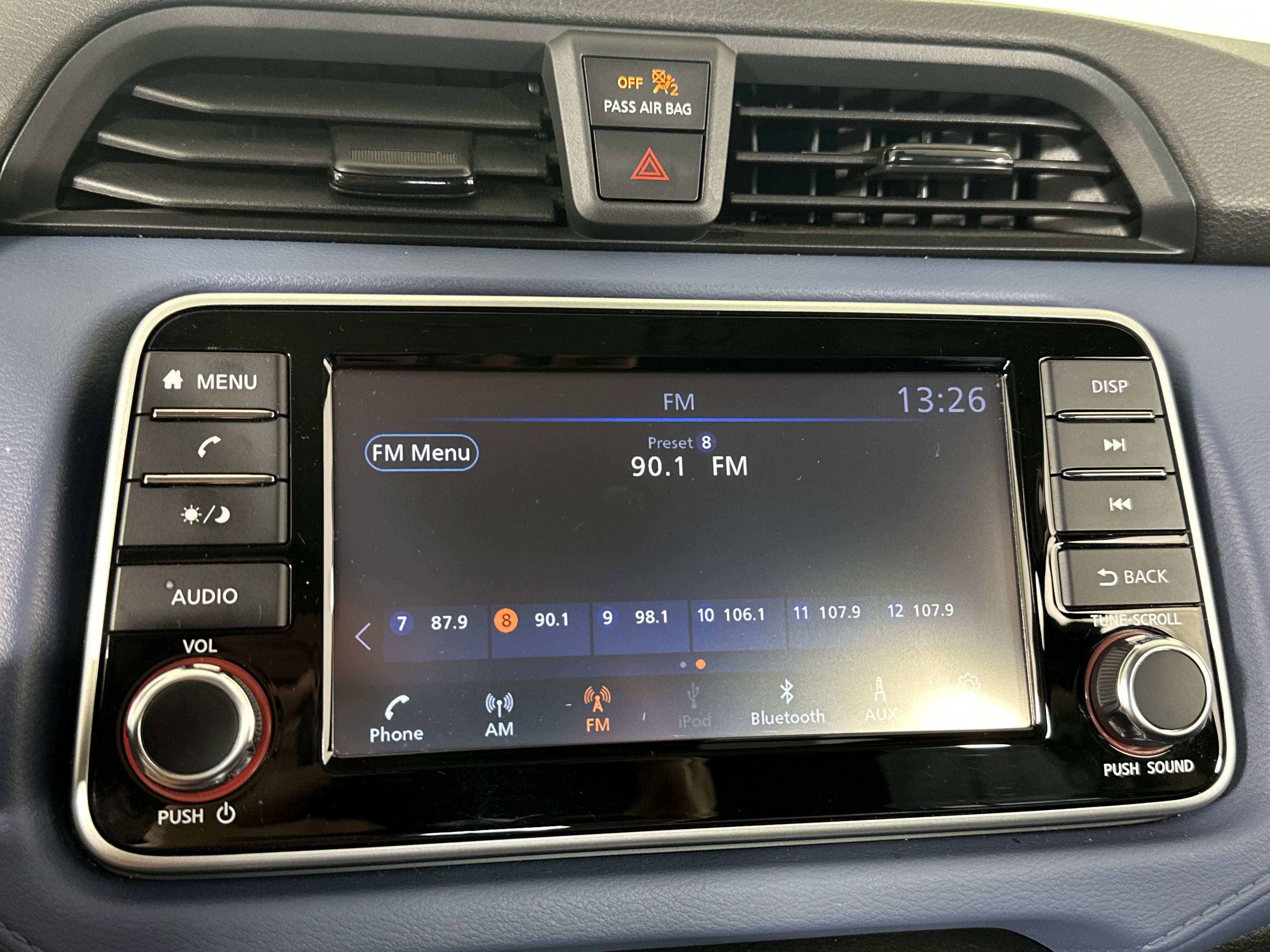 2023 Nissan Versa SV photo 3