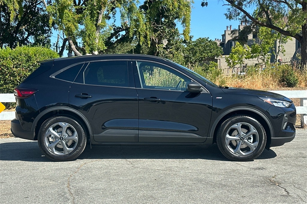 2025 Ford Escape ST-Line photo 2