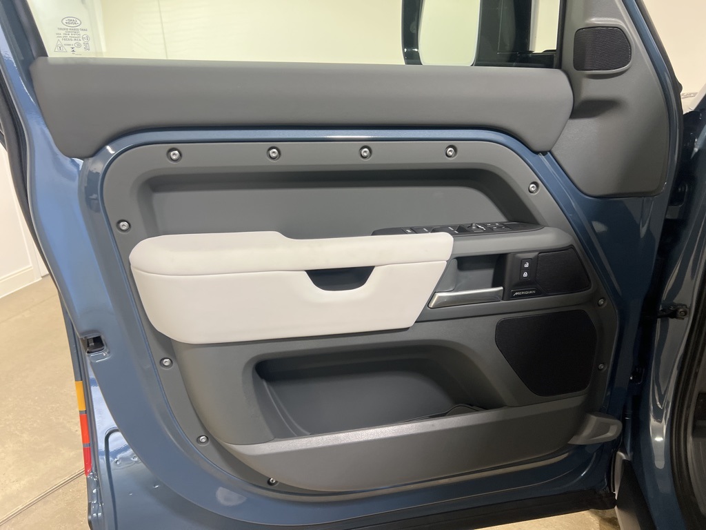 2025 Land Rover Defender 110 S photo 9