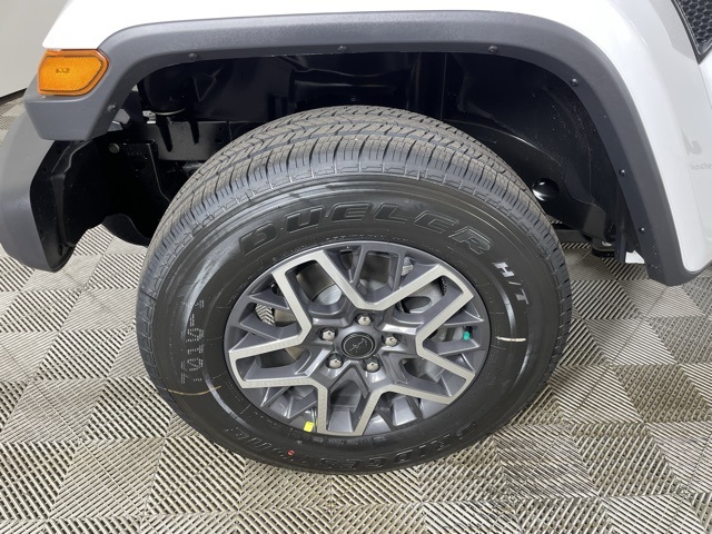 2025 Jeep Wrangler Sahara photo 12