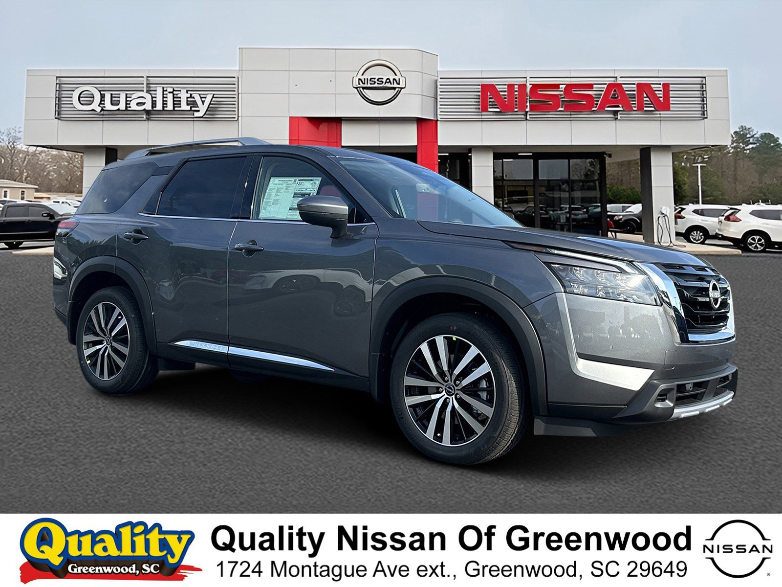 2025 Nissan Pathfinder Platinum's photo