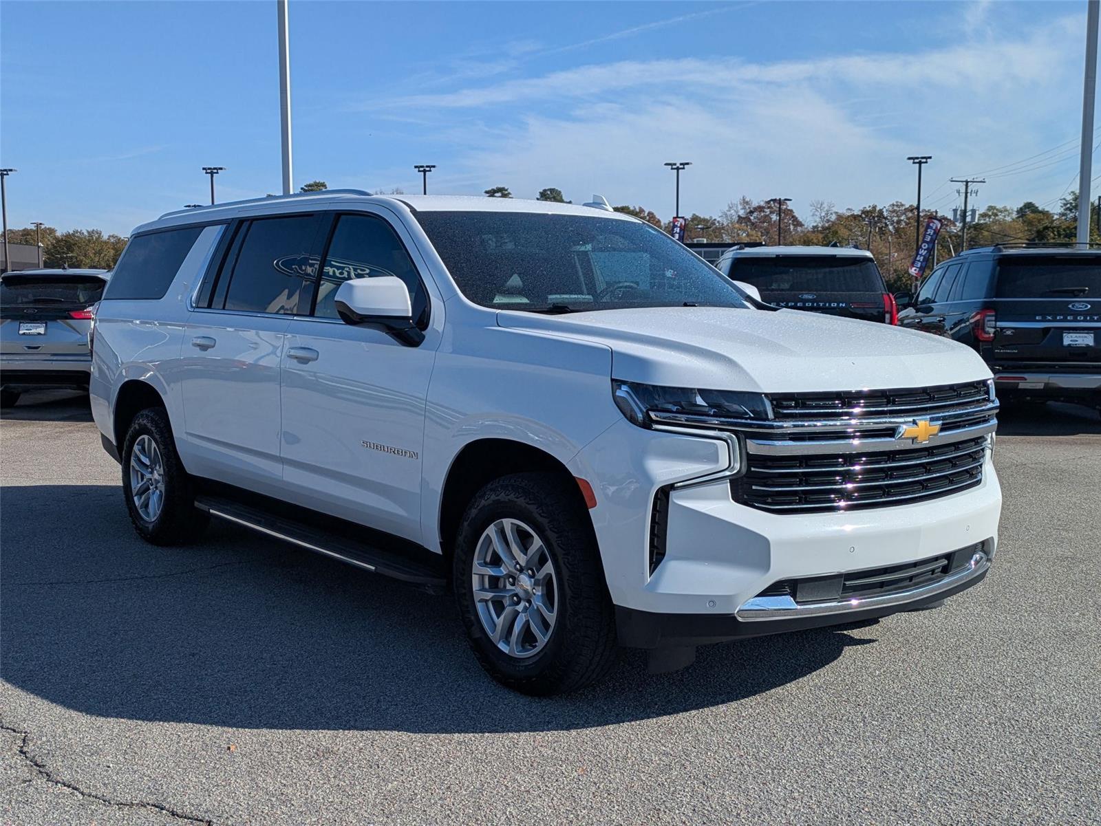 2024 Chevrolet Suburban LT photo 3