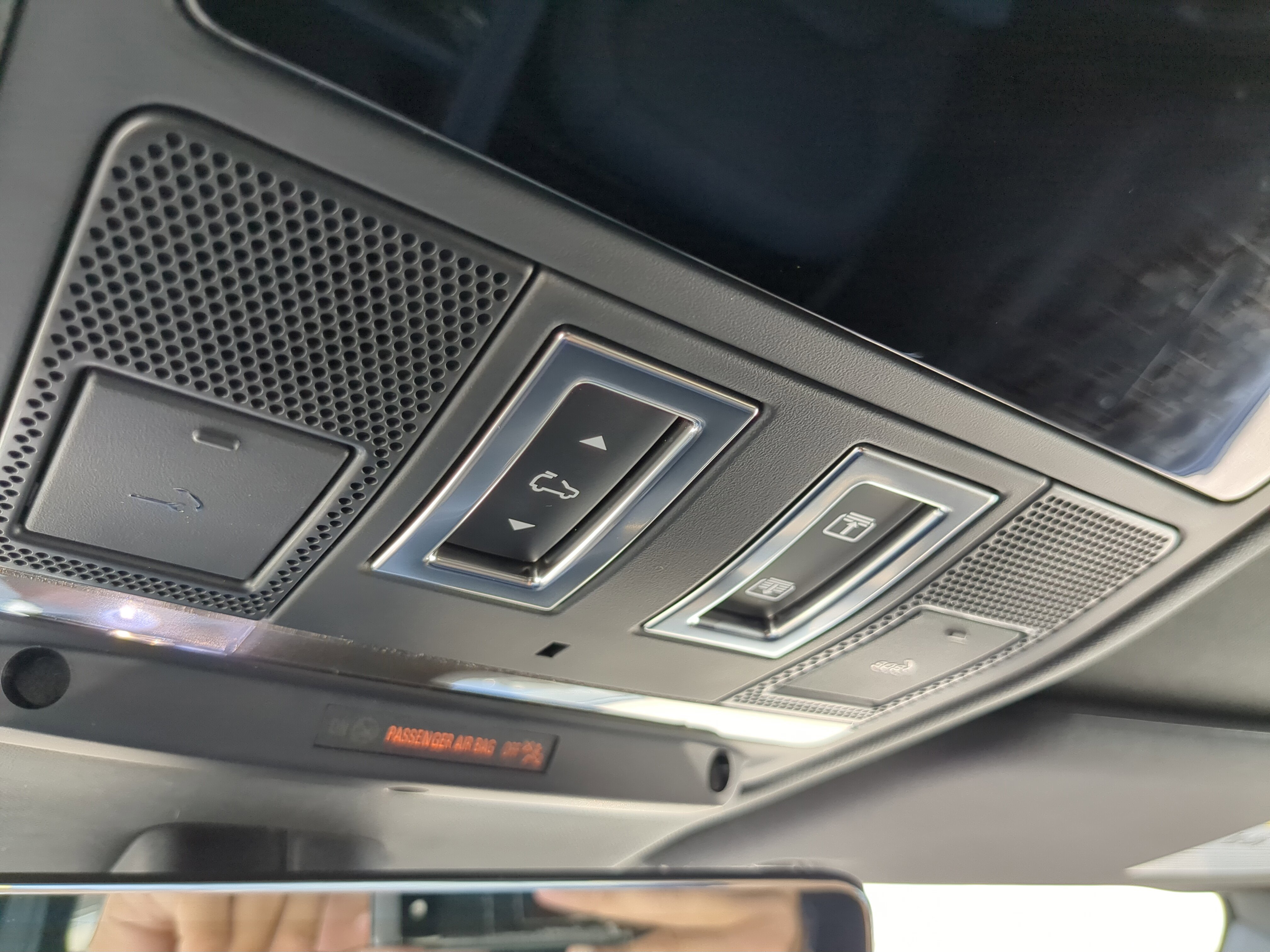 2025 Land Rover Defender 130 S photo 12