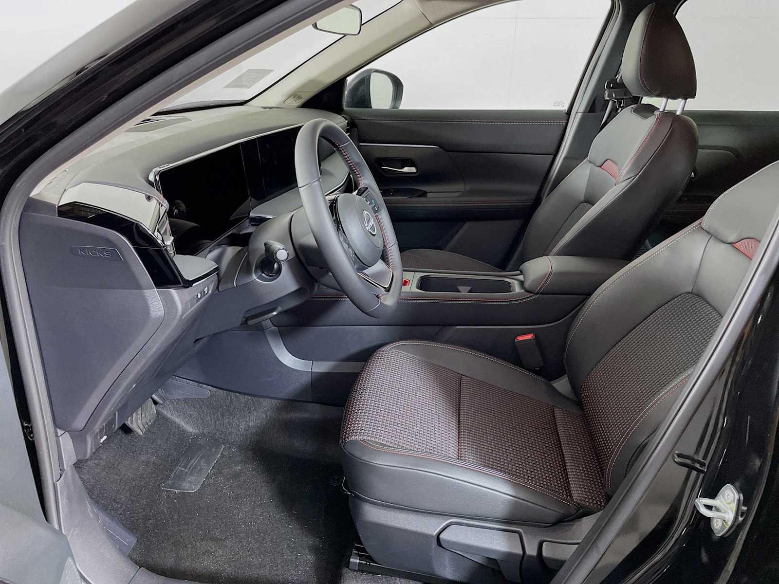 2025 Nissan Kicks SR photo 4