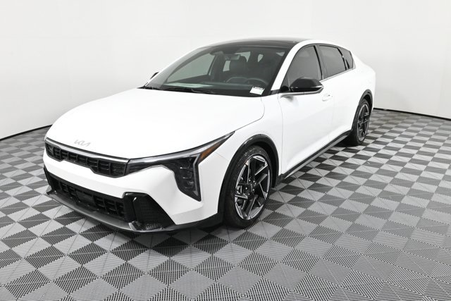2025 Kia K4 GT-Line photo 2
