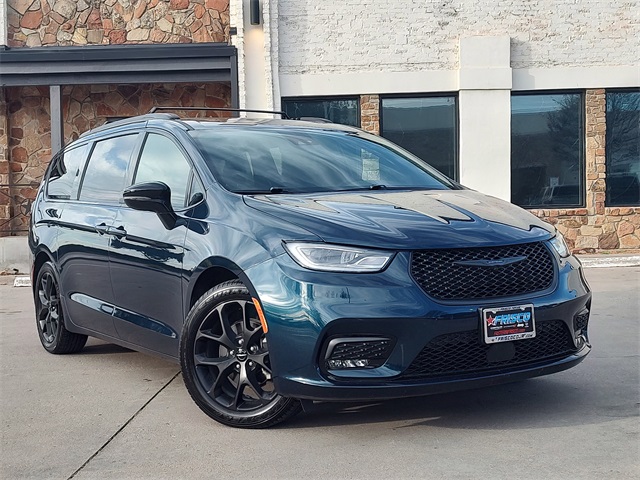 2025 Chrysler Pacifica Limited's photo