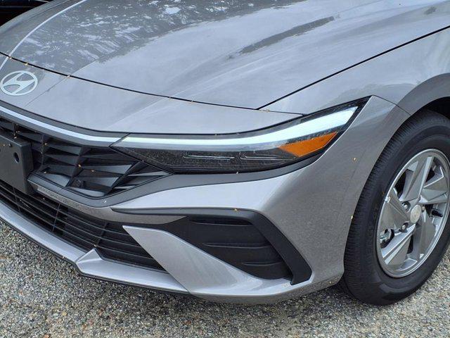 2025 Hyundai Elantra SE photo 3