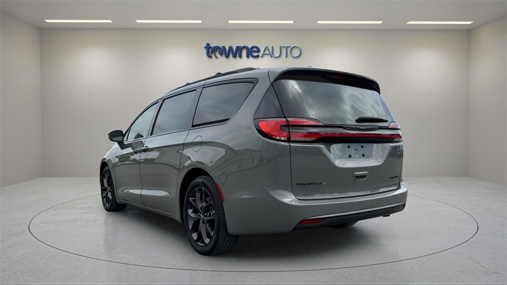 2022 Chrysler Pacifica Limited photo 2