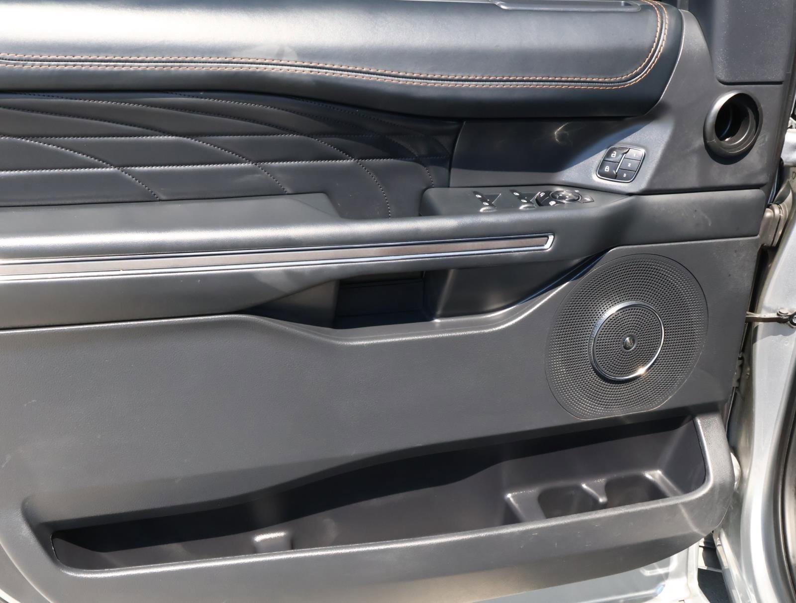 2023 Ford Expedition MAX Platinum photo 16