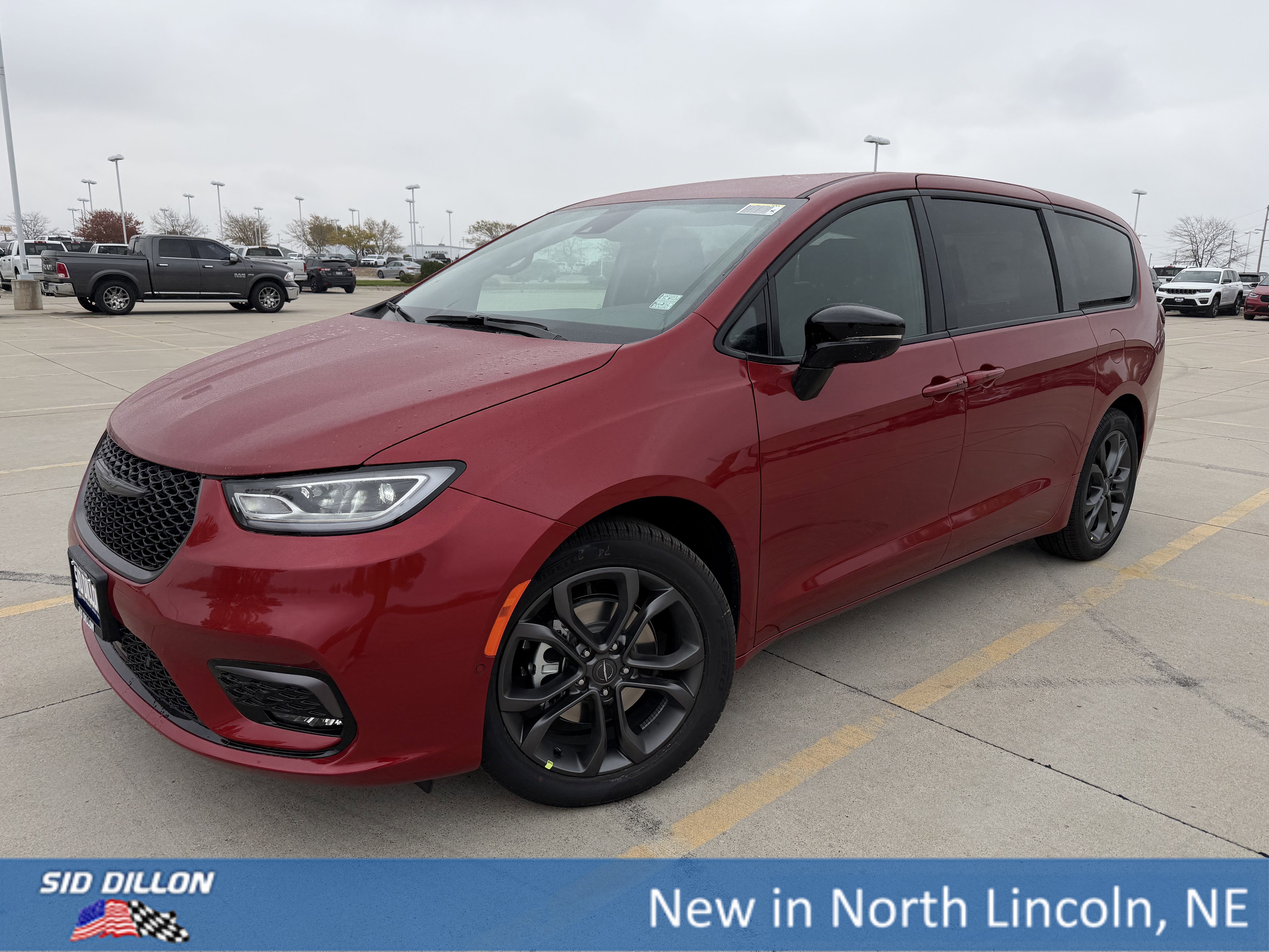 2026 Chrysler Pacifica Select's photo