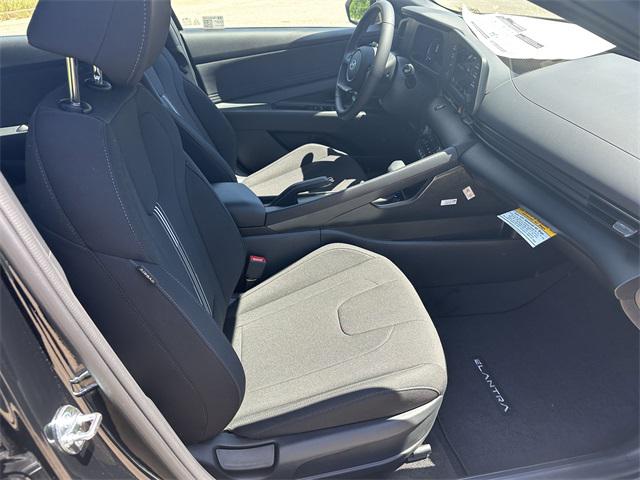 2025 Hyundai Elantra SEL Sport photo 12
