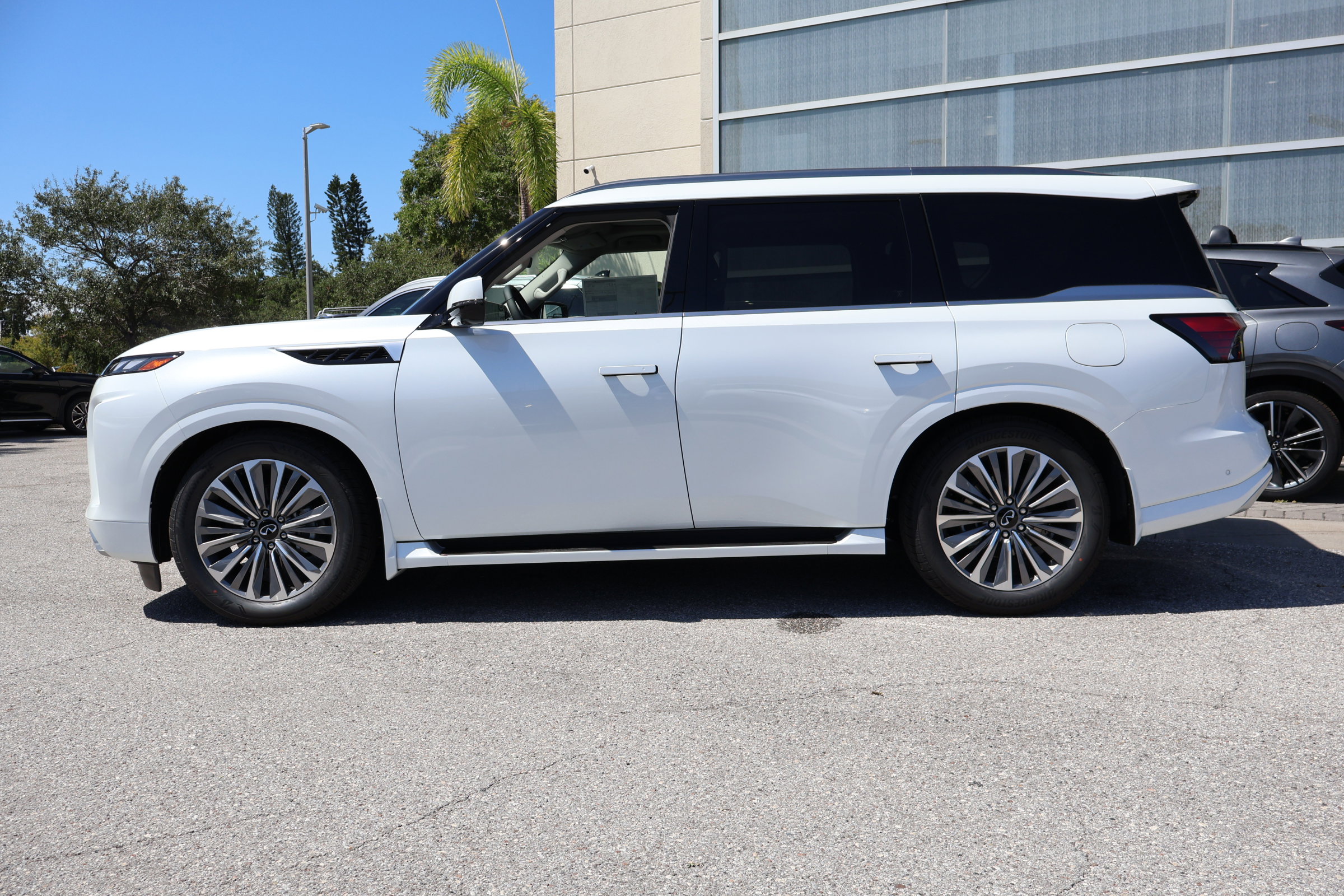 2026 Infiniti QX80 Luxe photo 5