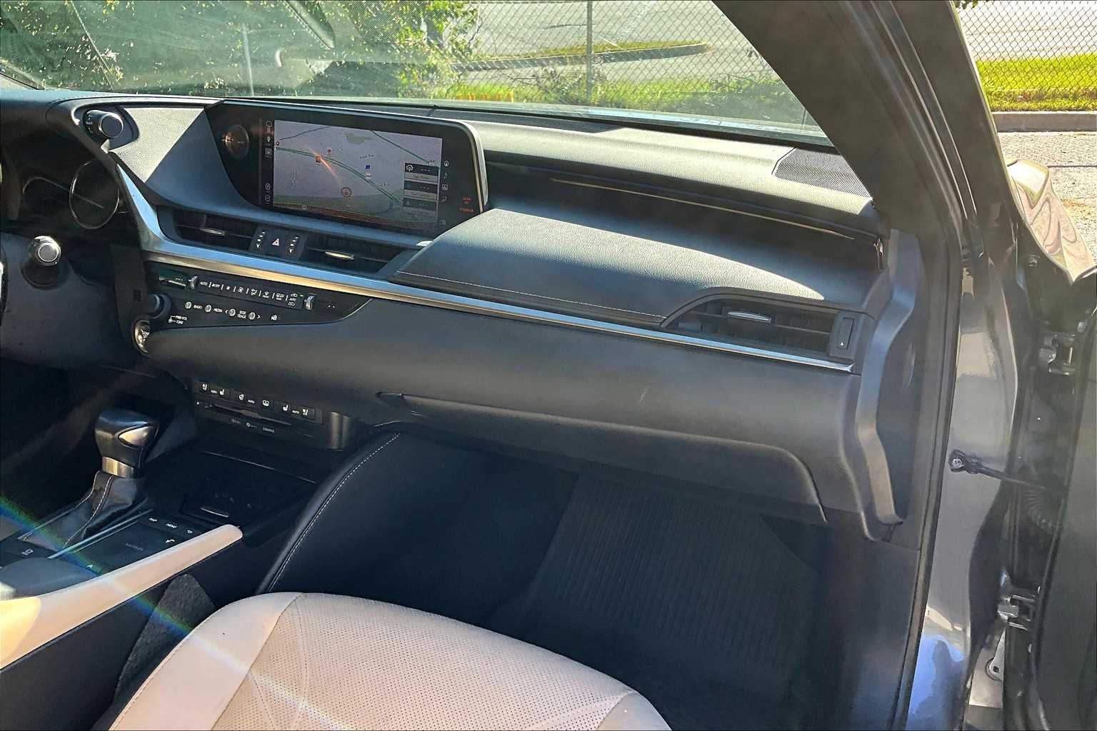 2019 Lexus ES Luxury photo 18