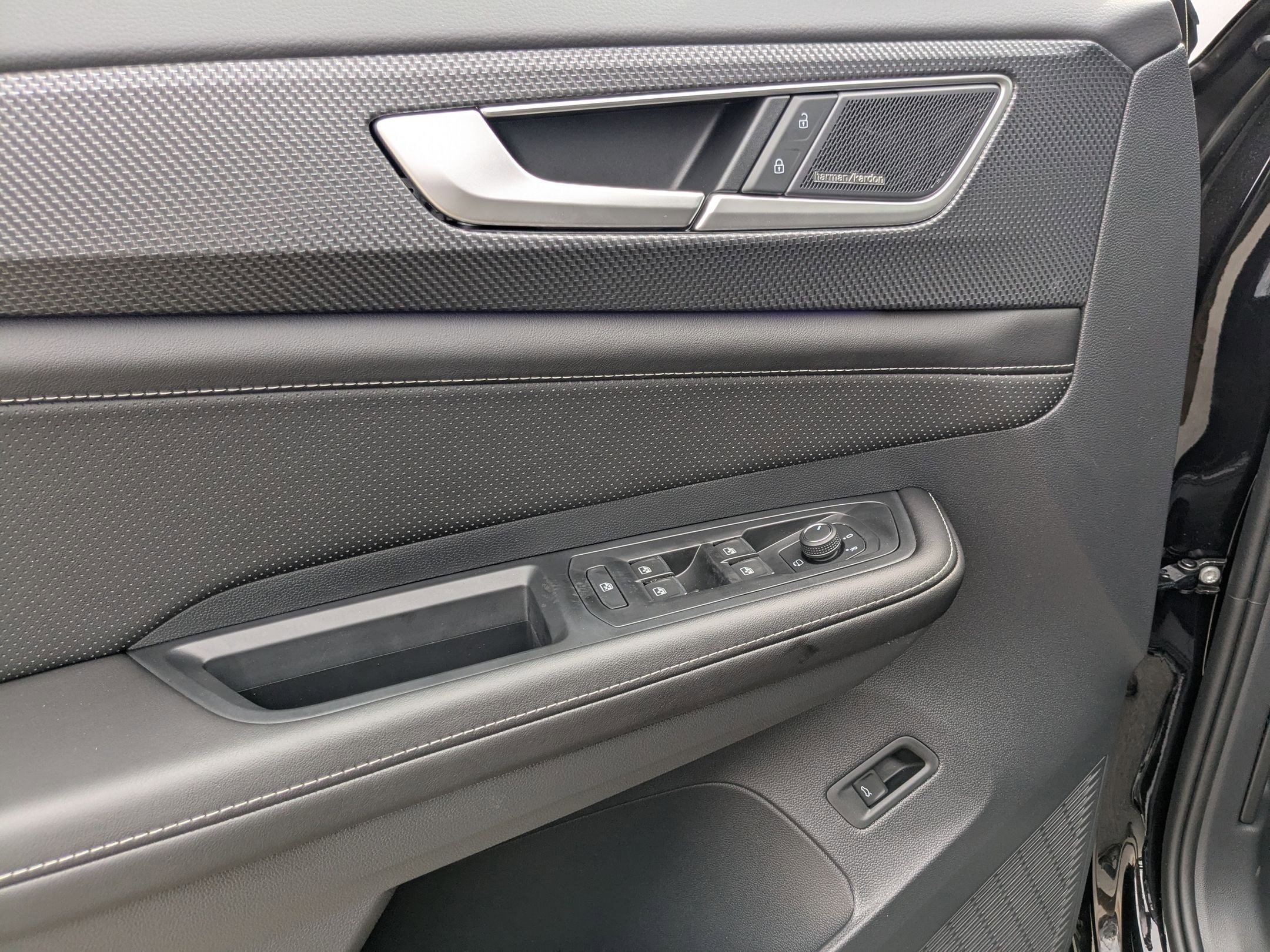 2026 Volkswagen Atlas Cross Sport SEL Premium R-Line photo 2