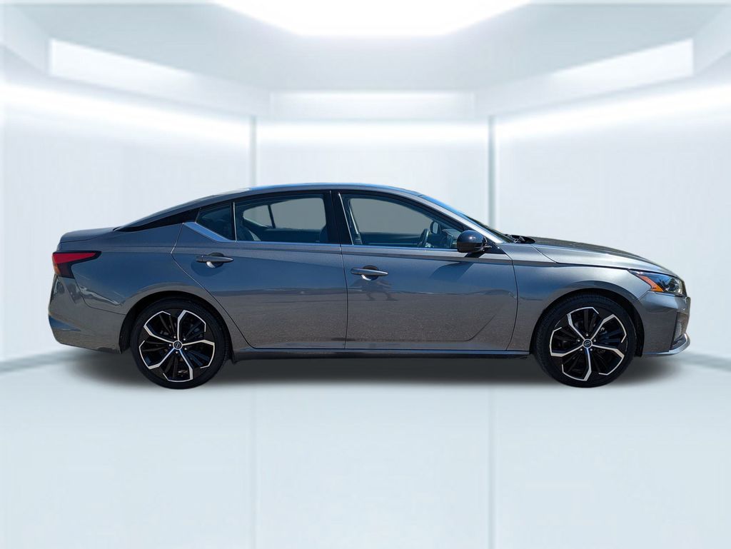 2024 Nissan Altima 2.5 SR photo 4