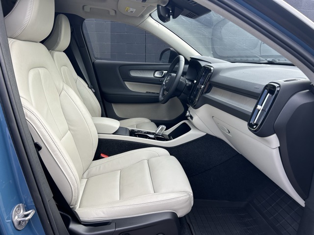 2024 Volvo XC40 Plus photo 19