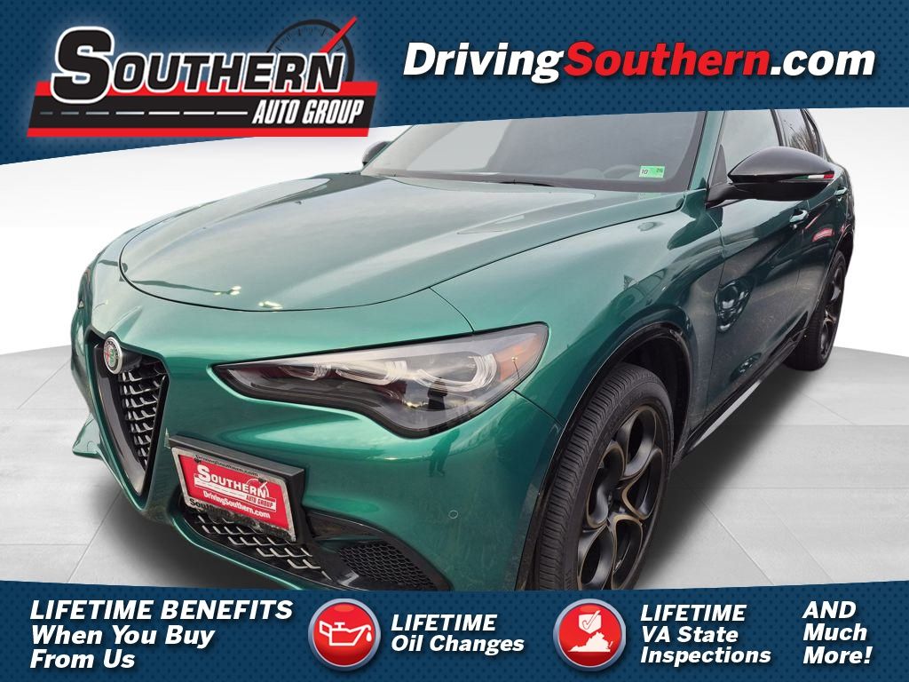 2025 Alfa Romeo Stelvio Intensa's photo