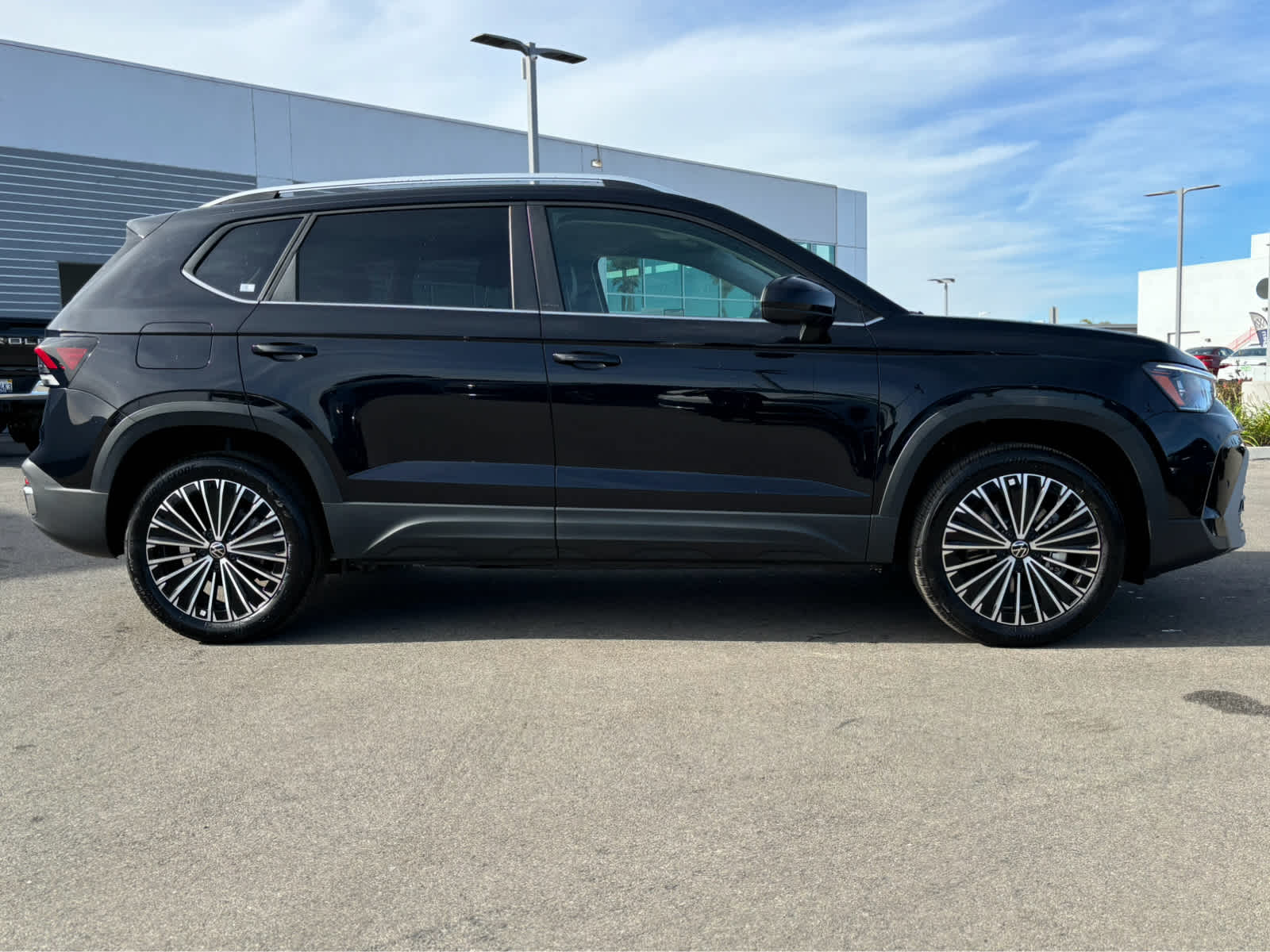 2025 Volkswagen Taos SE photo 2