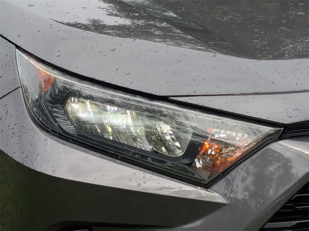 2021 Toyota RAV4 LE photo 9