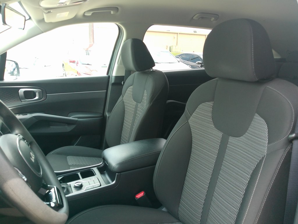 2023 Kia Sorento LX photo 9