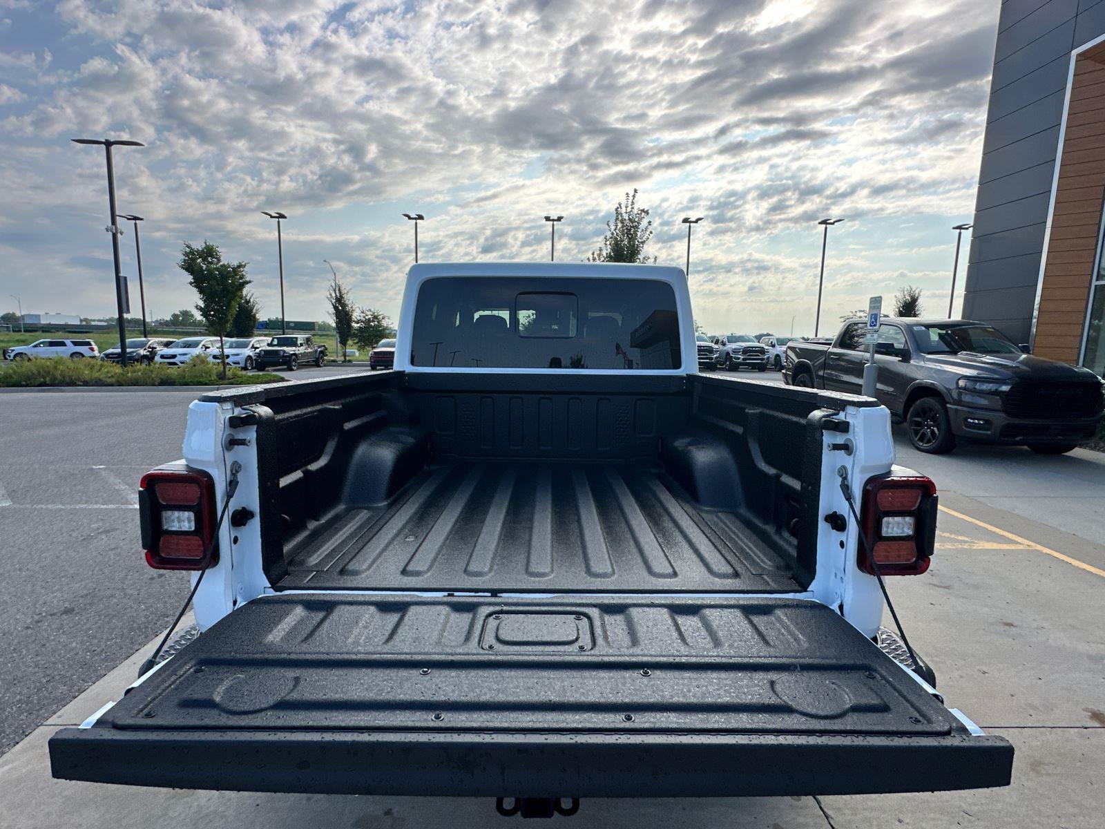 2025 Jeep Gladiator Mojave photo 2