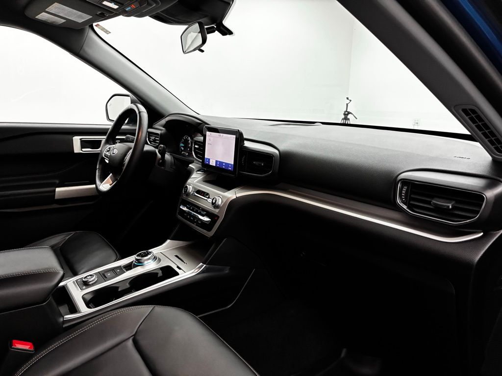 2023 Ford Explorer XLT photo 32