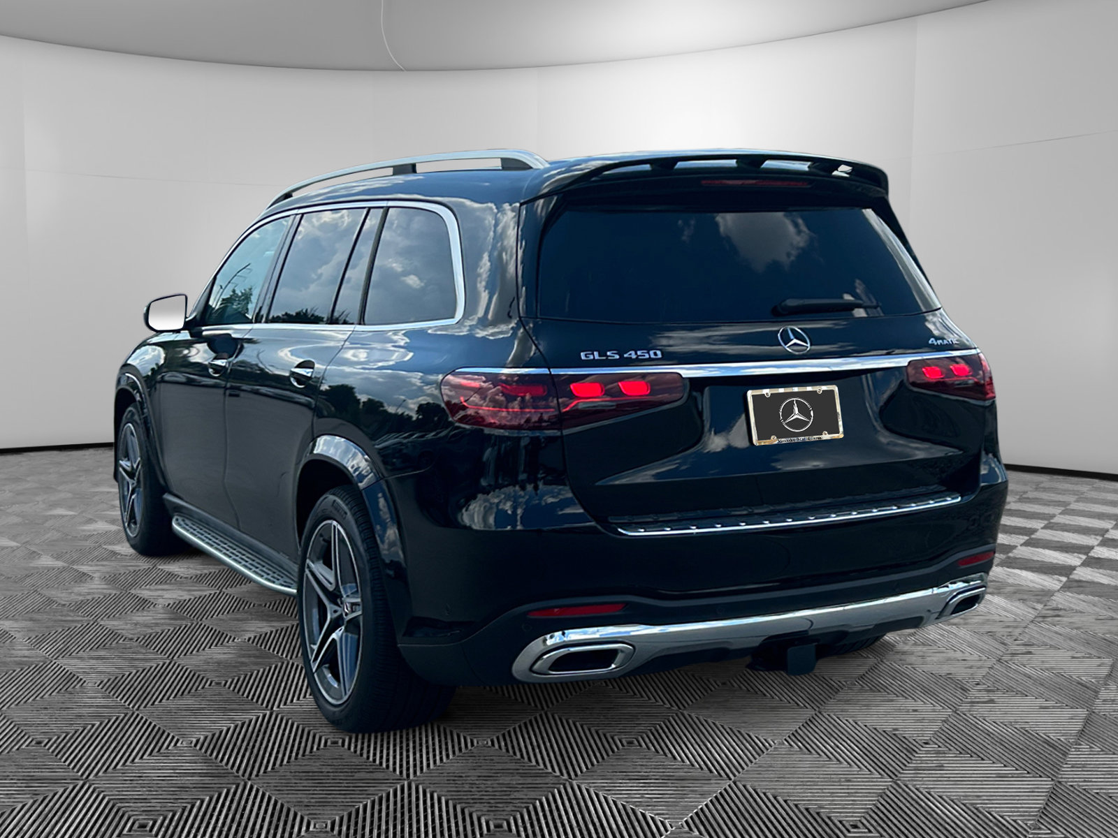 2025 Mercedes Benz GLS 450 4MATIC photo 3