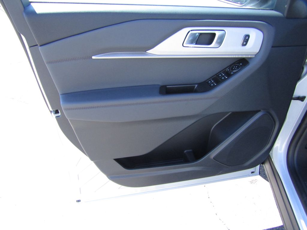 2025 Ford Explorer photo 9