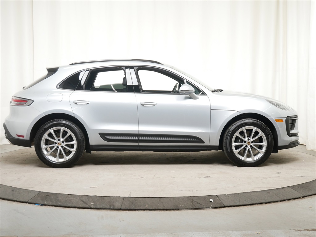 2024 Porsche Macan T photo 10
