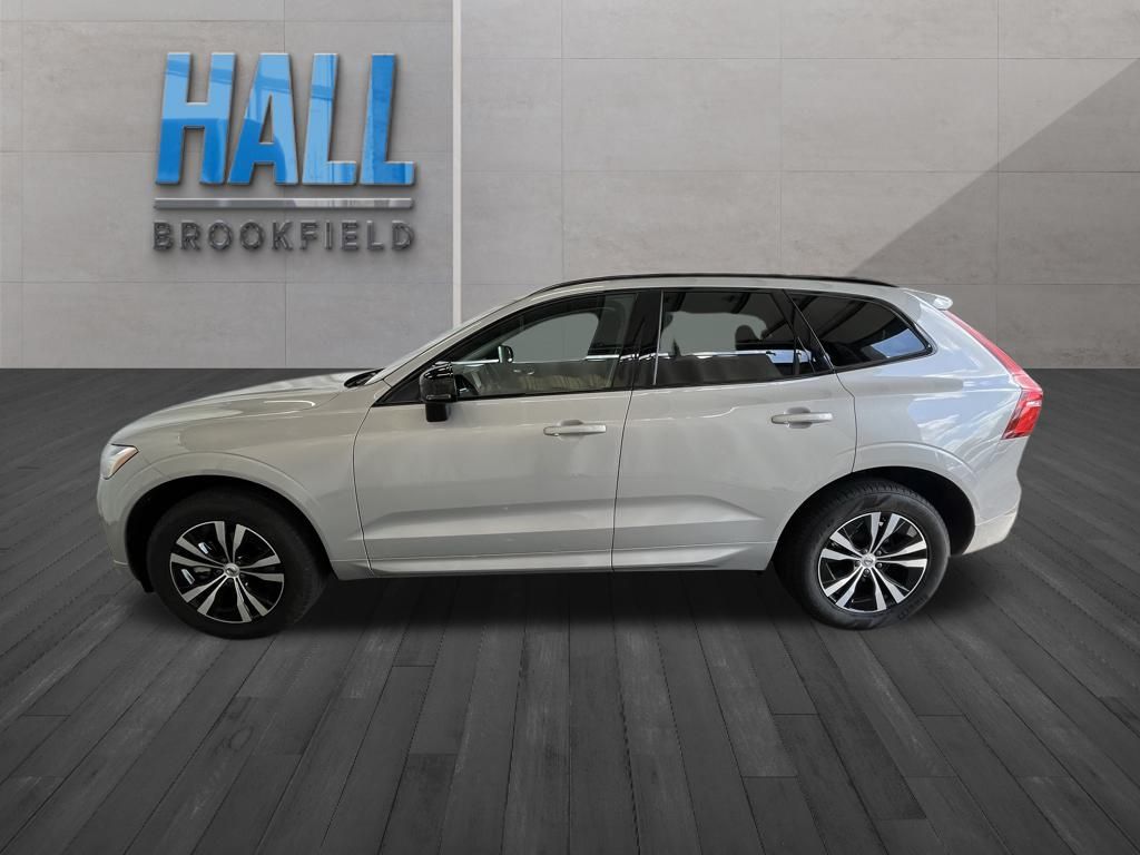 2024 Volvo XC60 B5 Core photo 2