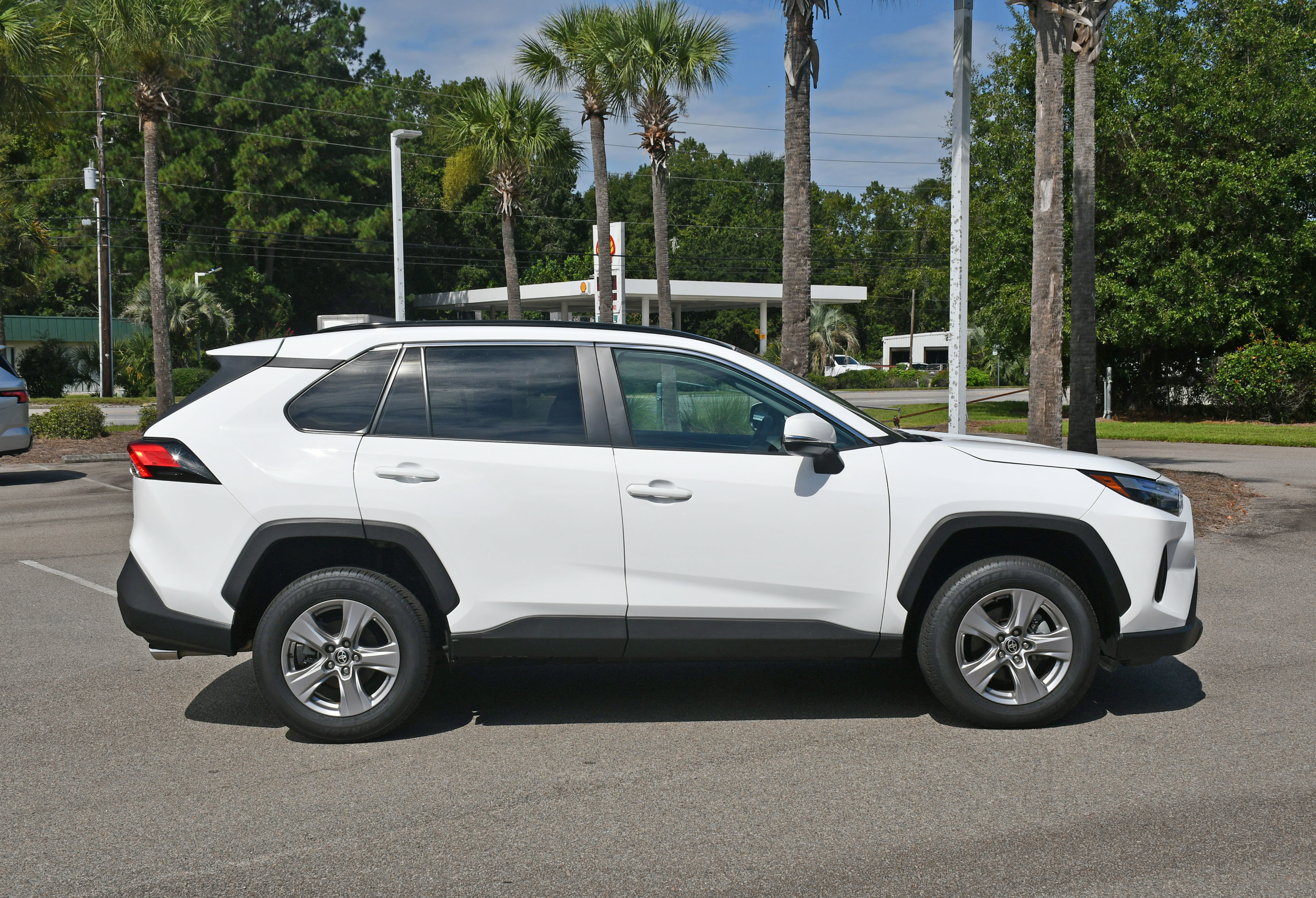 Used 2024 Toyota RAV4 XLE with VIN 2T3W1RFVXRC295553 for sale in Kansas City