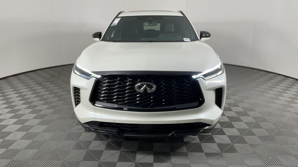 New 2025 White INFINITI LUXE image 9