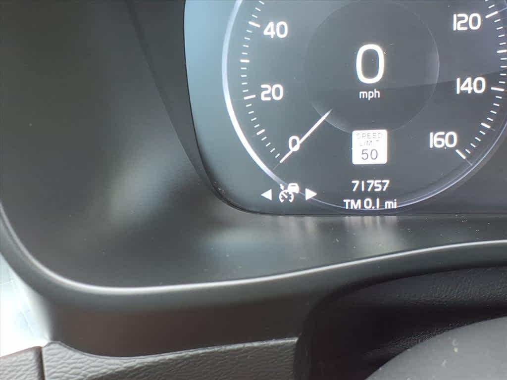 2019 Volvo XC40 R-Design Momentum photo 22