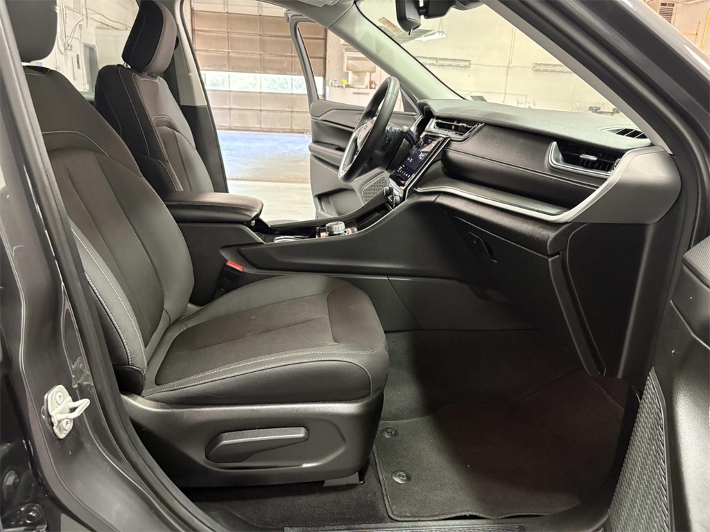 2023 Jeep Grand Cherokee Laredo photo 23