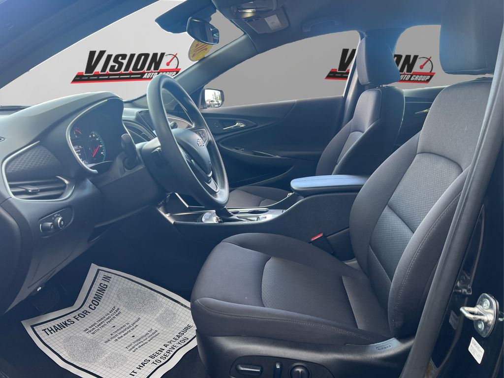 2025 Chevrolet Malibu 1LT photo 9