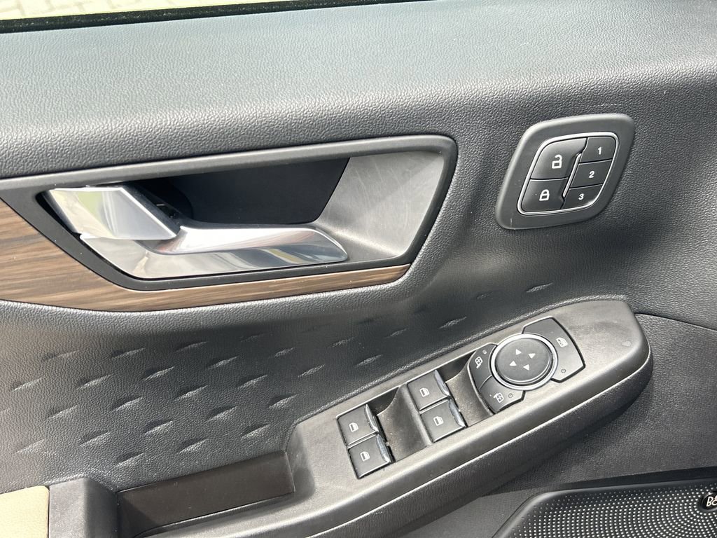 2020 Ford Escape Titanium Hybrid photo 19