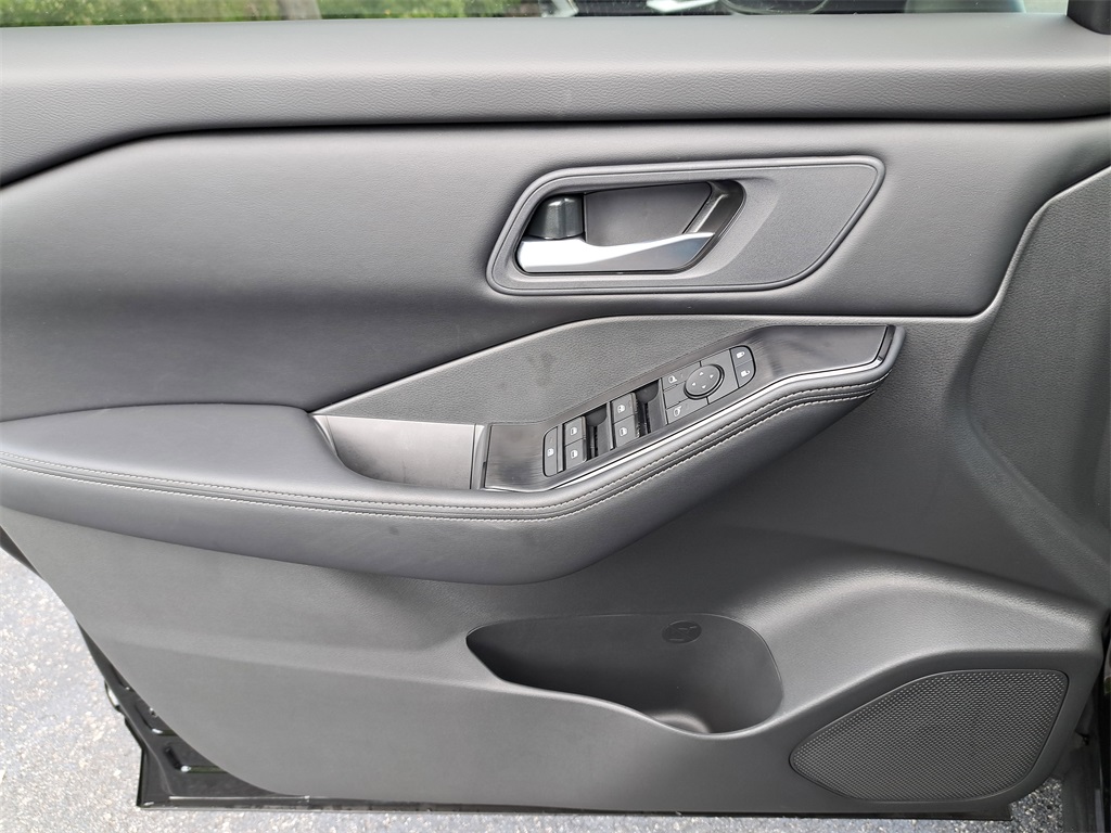 2026 Nissan Rogue SV photo 20
