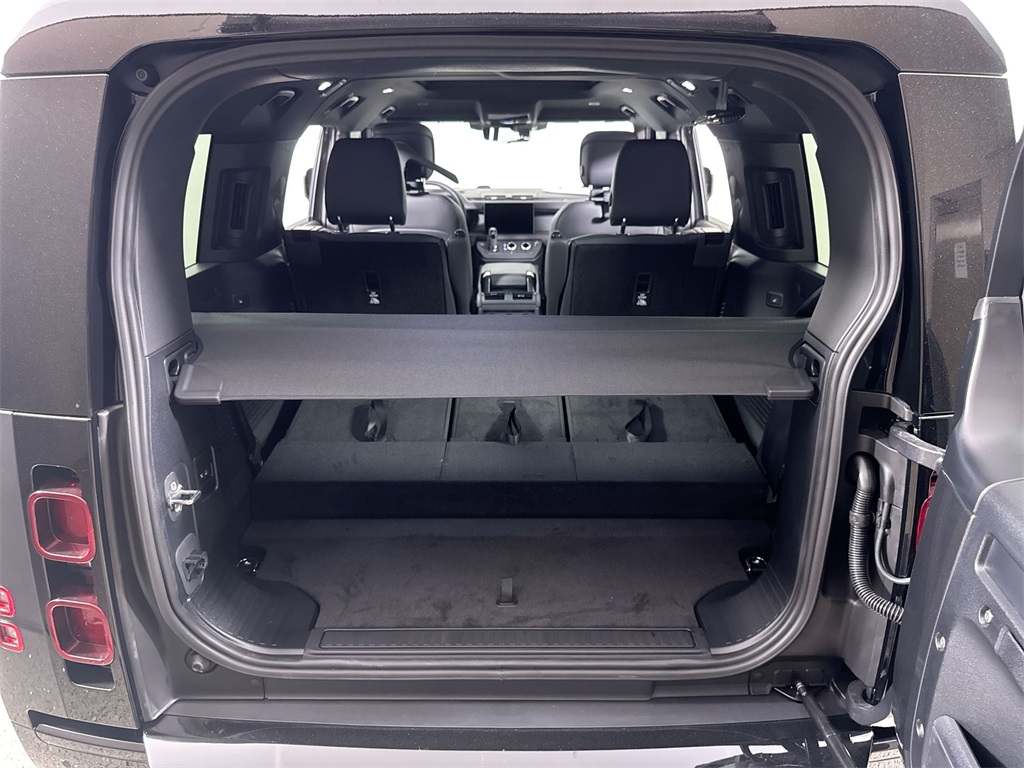 2025 Land Rover Defender 130 X-Dynamic SE photo 21