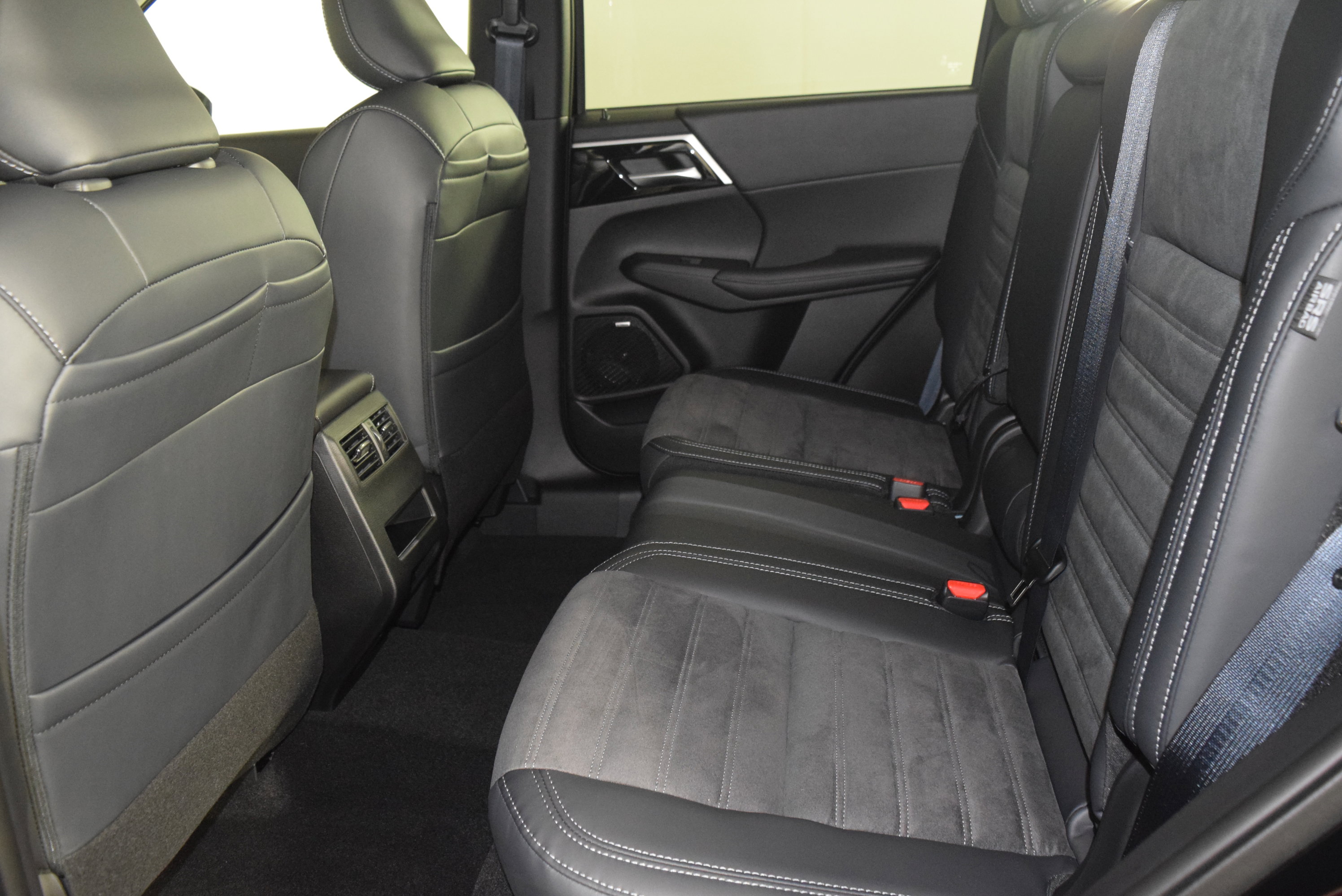 2025 Mitsubishi Outlander SE photo 14