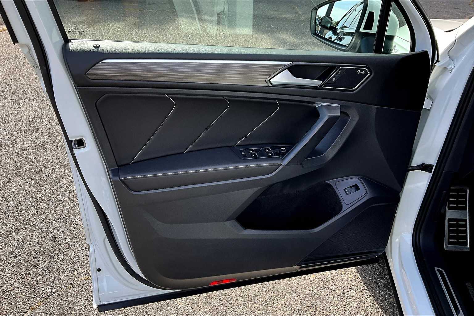 2023 Volkswagen Tiguan SEL R-Line Black photo 39
