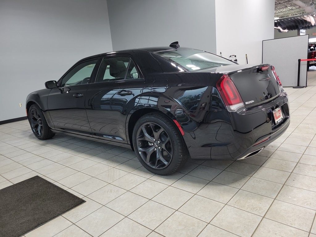 2023 Chrysler 300 S photo 4
