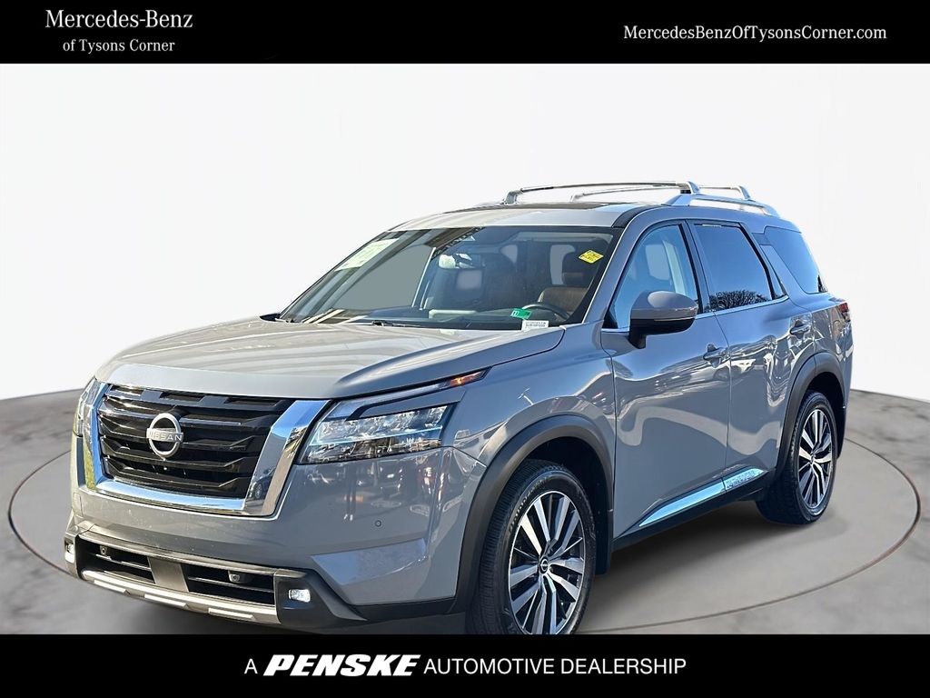 2022 Nissan Pathfinder Platinum's photo