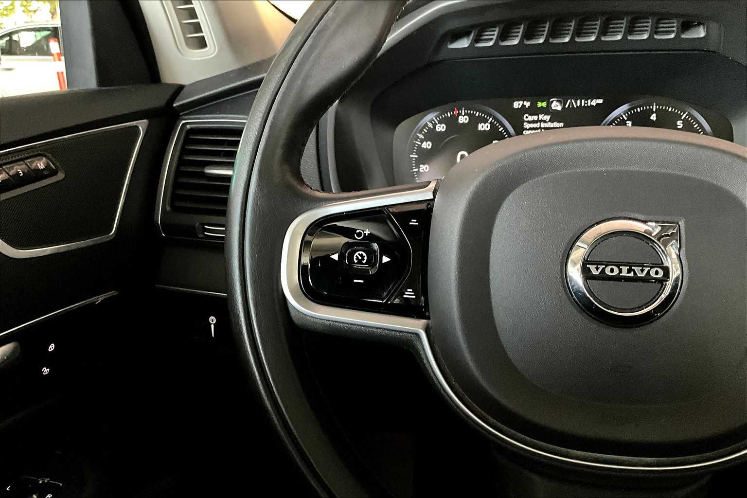2020 Volvo XC90 Momentum photo 22