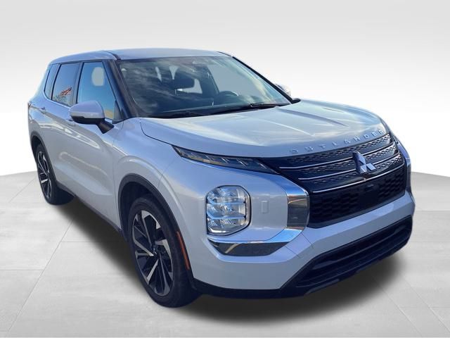 2022 Mitsubishi Outlander ES's photo